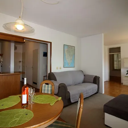 - City Centre Apartment *