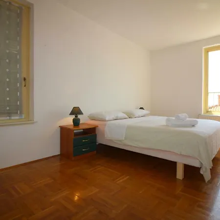 - City Centre Apartment *